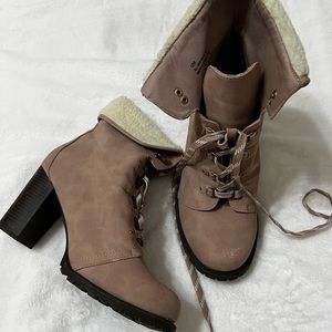 Women’s 12w lace up boots, barely worn.